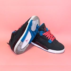 Girls Air Jordan 4 retro Gs
Blk/vivid pink/blue